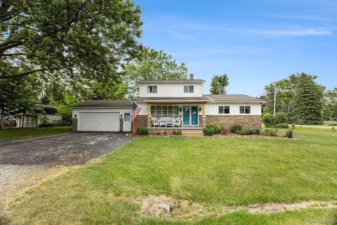 2371 Bradford Dr, Grand Blanc, MI 48507