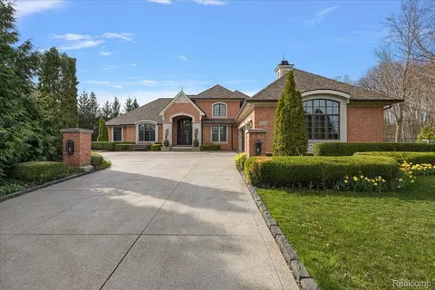 2779 Turtle Lake Dr, Bloomfield, MI 48302