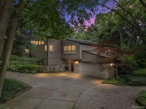 24145 Locust St, Farmington, MI 48335