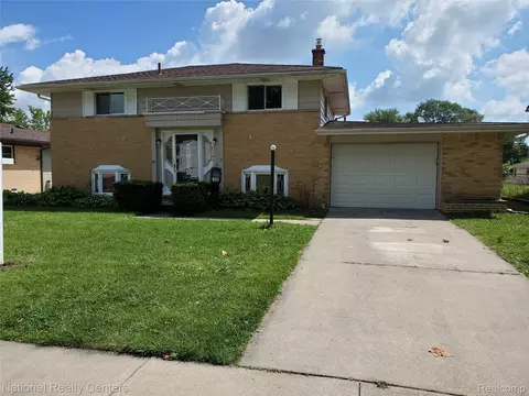 31651 Hazel St, Rockwood, MI 48173