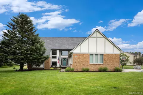 1898 Deer View Ct, Howell, MI 48843