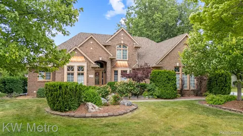 3953 Lake Forest Dr, Sterling Heights, MI 48314