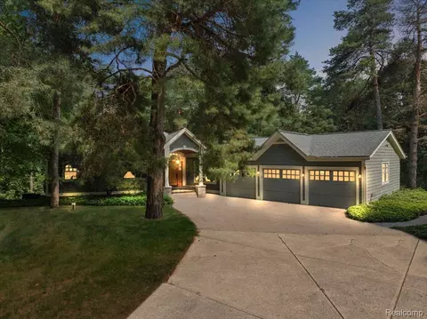 801 Seven Oaks Ln, Oxford, MI 48371