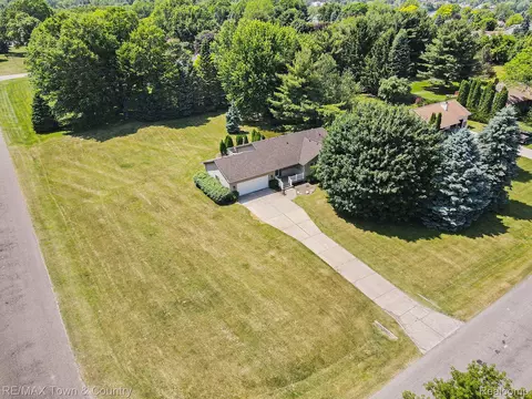 11403 Balfour Dr, Tyrone, MI 48430