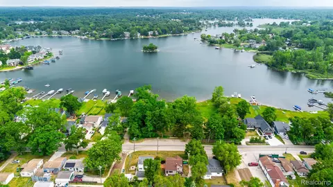 1311 W Oakley Park Rd, Commerce, MI 48390