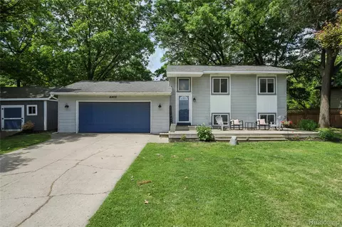 4405 Lamson Dr, Waterford, MI 48329