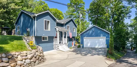 8642 Thendara Blvd, Independence, MI 48348