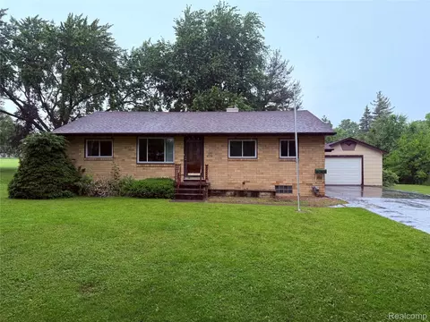 906 W Burnside St, Caro, MI 48723