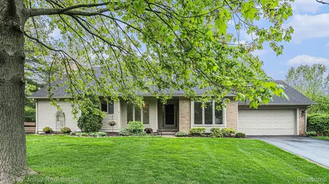 4659 Pine Eagles Dr #33, Genoa, MI 48116