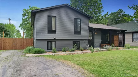3851 Mapleleaf Rd, Waterford, MI 48328