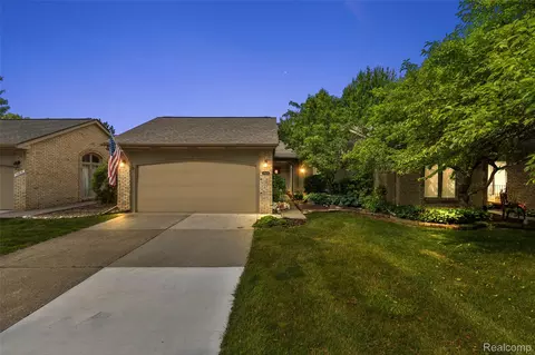 17614 E Kirkwood Dr, Clinton Township, MI 48038