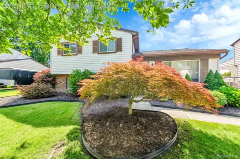 29730 Cambridge St, Flat Rock, MI 48134