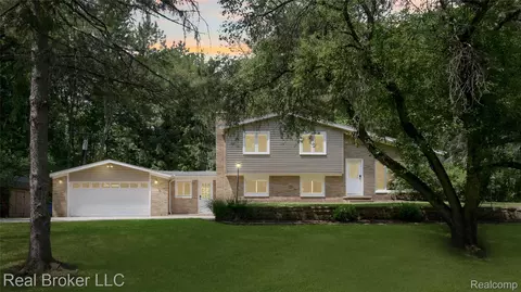 1620 Perry Lake Rd, Ortonville, MI 48462