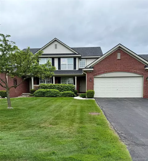 6438 Club Ct W, Holly, MI 48442