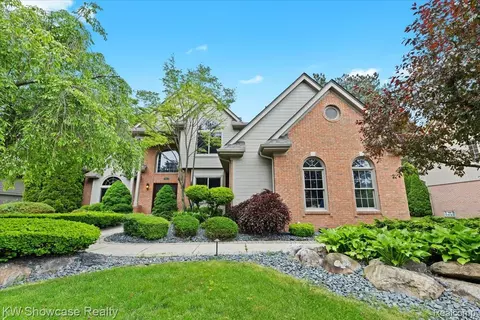 52890 Seven Oaks Dr, Shelby Township, MI 48316