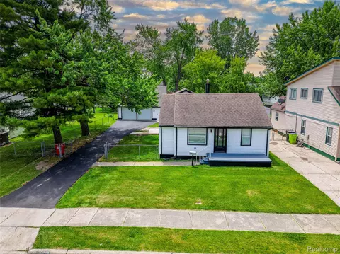 19228 Melvin St, Roseville, MI 48066