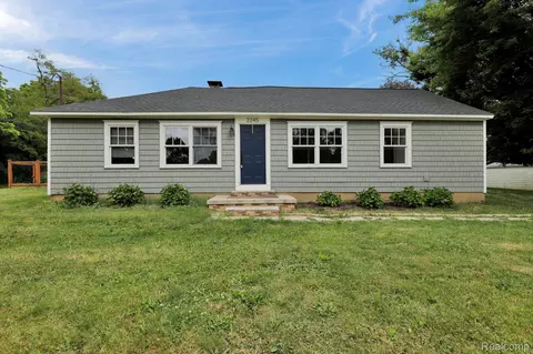 2245 Lodge Rd, Flint, MI 48532