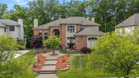 6280 Branford Dr, West Bloomfield, MI 48322