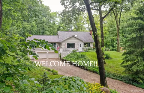 5124 Perryville Rd, Groveland, MI 48442