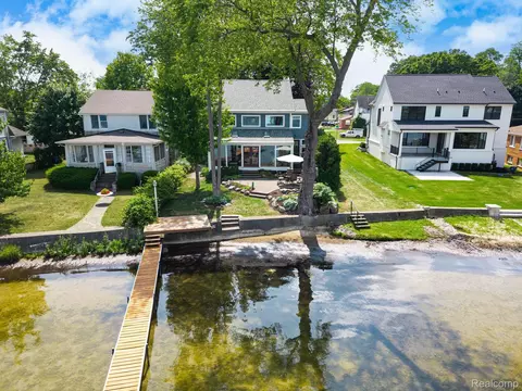 775 Lyle Dr, Waterford, MI 48327