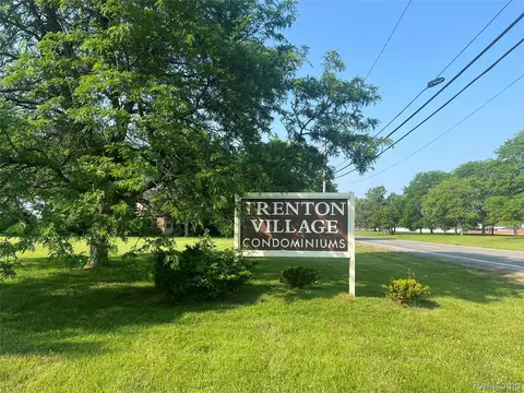 3901 Fort St #202, Trenton, MI 48183