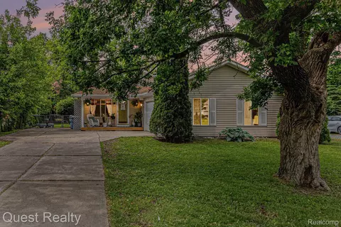 2954 Chrysler Ave, Waterford, MI 48328