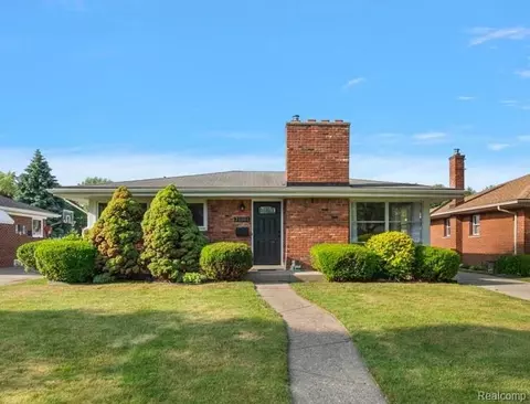 21901 Lakeland St, Saint Clair Shores, MI 48081