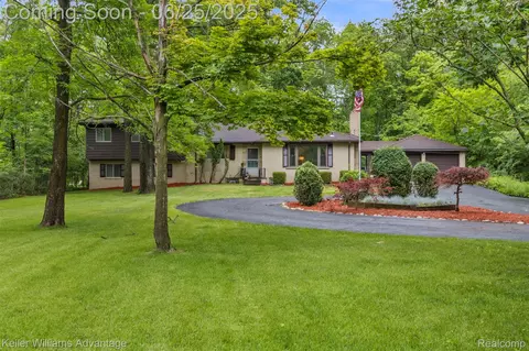 29866 Woodland Dr, Southfield, MI 48034