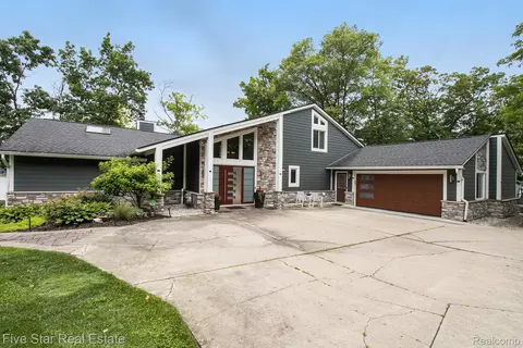 7025 Dandison Blvd, West Bloomfield, MI 48324