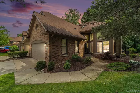 5200 Royal Vale Ln, Dearborn, MI 48126