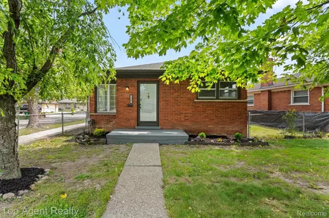19005 Lister Ave, Eastpointe, MI 48021