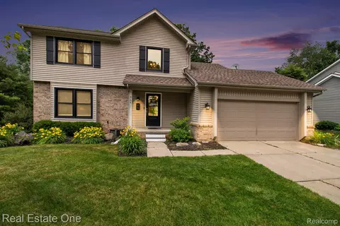 964 Abbey Ln, Milford, MI 48381