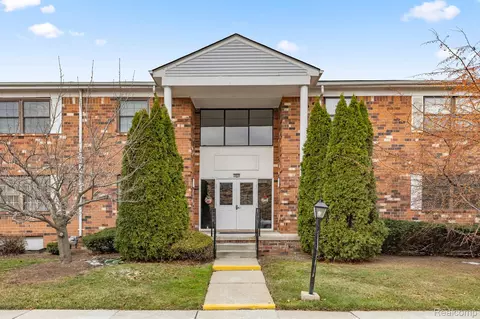 30030 Wildbrook Dr # 102, Southfield, MI 48034