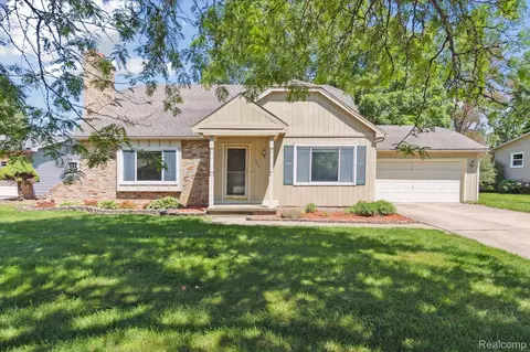 402 N Hampton Dr, Durand, MI 48429