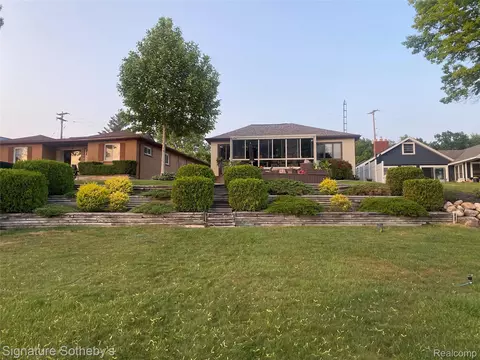 14272 Eastview Dr, Fenton, MI 48430