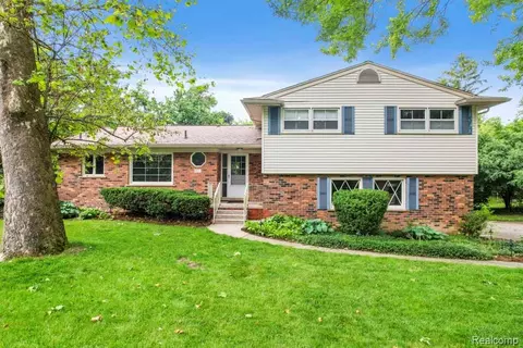6672 Timber Ridge Dr, Bloomfield Hills, MI 48301