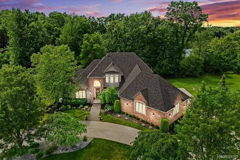 10734 Stoney Point Dr, Green Oak, MI 48178