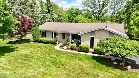 22356 Connemara Dr, Northville, MI 48167