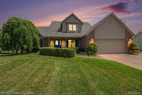 2330 Pebble Creek Dr, Flint, MI 48433