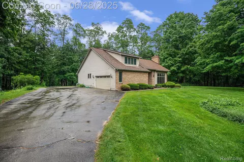 6375 Perryville Rd, Groveland, MI 48442