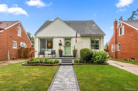 13640 Hart St, Oak Park, MI 48237