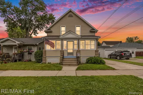 442 Washington St, Marine City, MI 48039