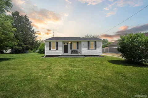 6097 Grove Ave, Grand Blanc, MI 48439