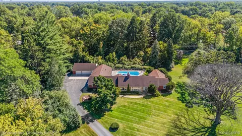 1575 Lakewood Rd, Bloomfield Township, MI 48302