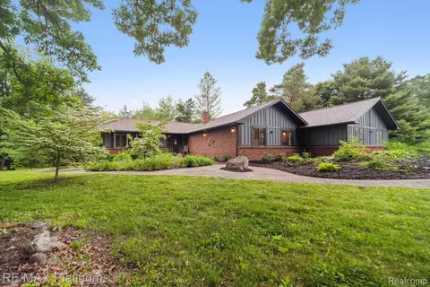 5152 Milroy Ln, Genoa, MI 48116