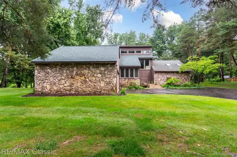 1222 Manderly Dr, Milford, MI 48381