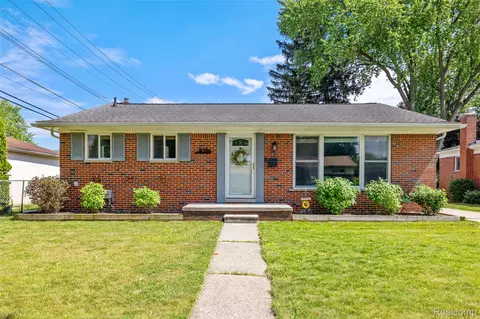 9086 Shannon Dr, Sterling Heights, MI 48314