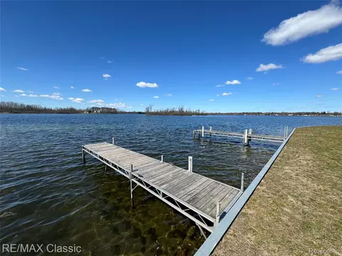3482 Ponemah Dr, Fenton, MI 48430
