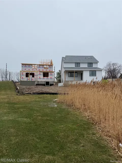 3482 Ponemah Dr, Fenton, MI 48430