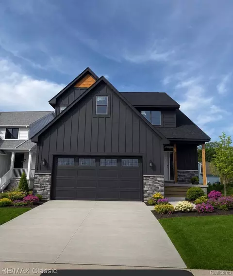 3482 Ponemah Dr, Fenton, MI 48430